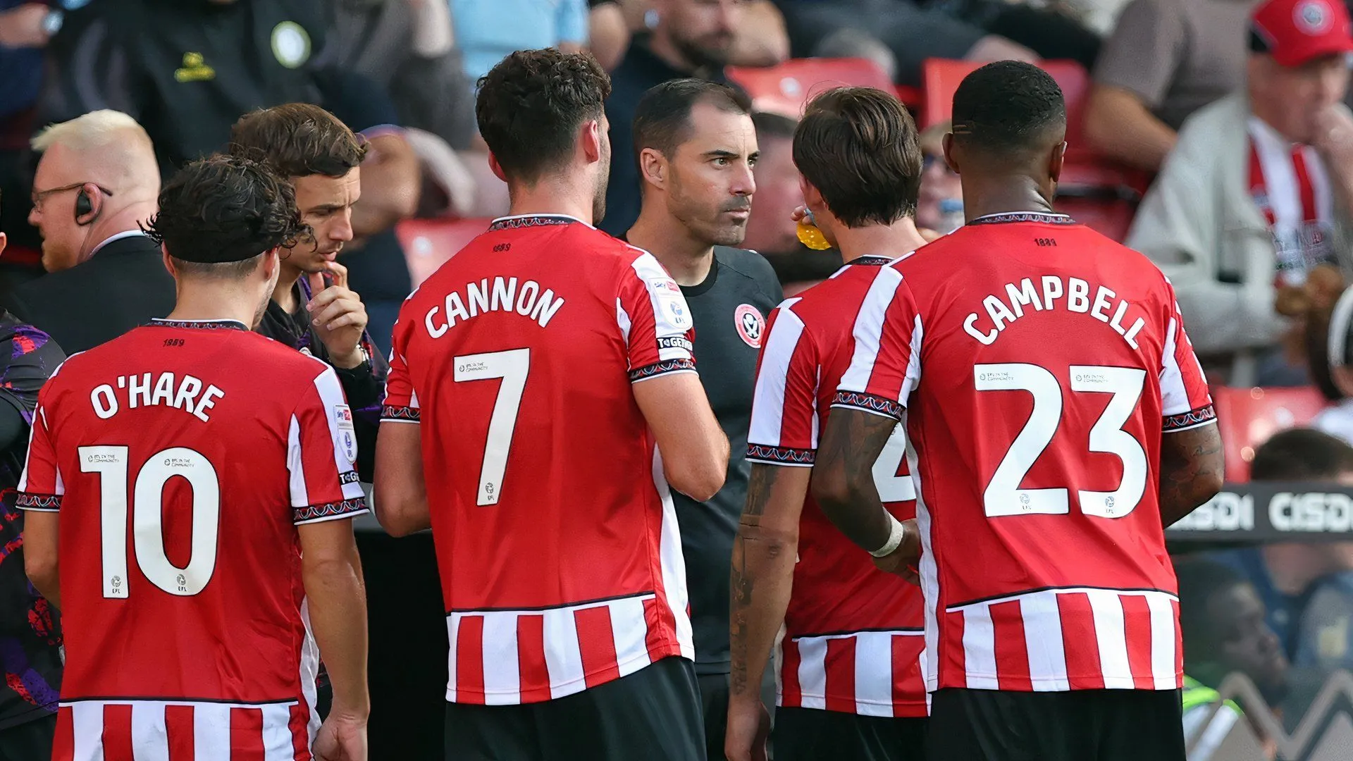 HLV Ruben Selles và các cầu thủ Sheffield United trên sân tập, đối mặt với bài toán củng cố hàng thủ