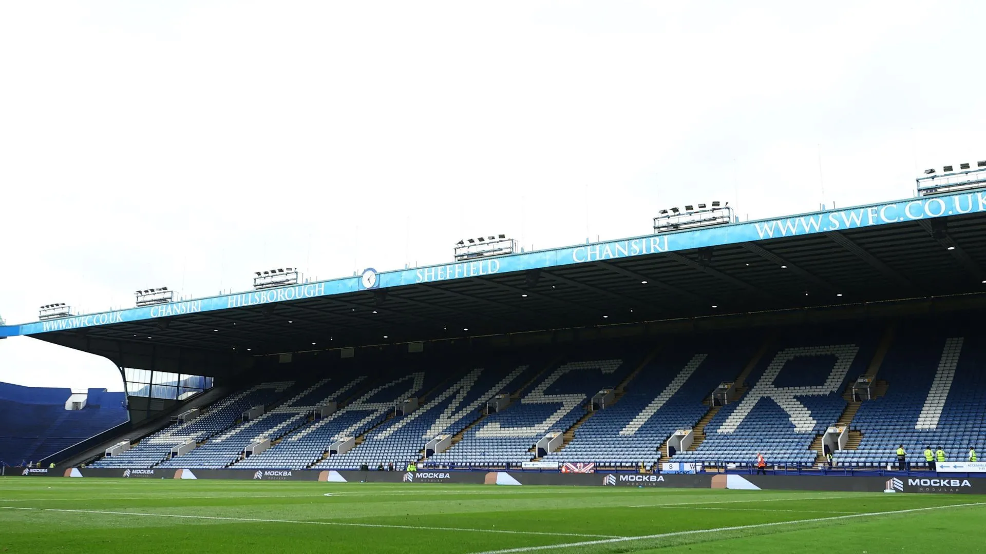 Khán đài North Stand sân Hillsborough của Sheffield Wednesday, đã được mở cửa trở lại sau khi khắc phục sự cố ăn mòn cấu trúc, mang lại chút niềm vui cho người hâm mộ.