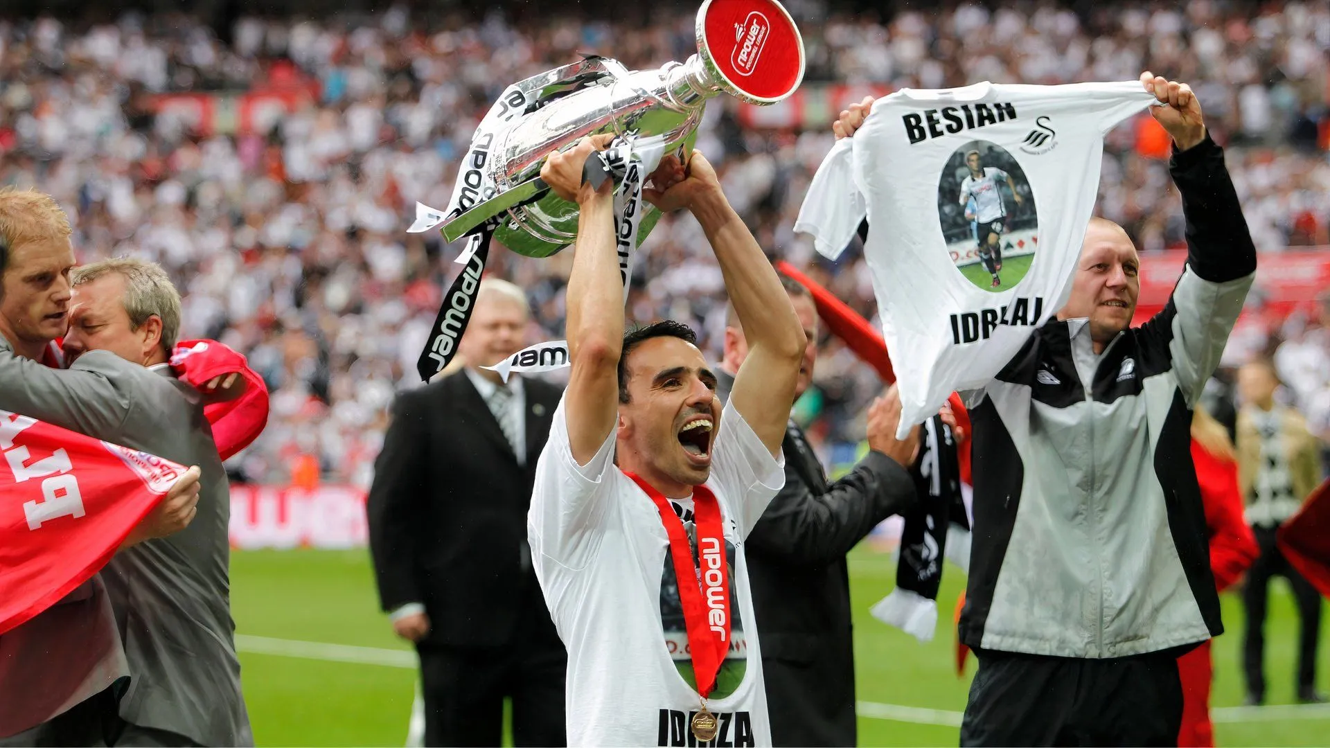 Leon Britton ăn mừng cùng đồng đội Swansea trong trận chung kết play-off 2011 với Reading