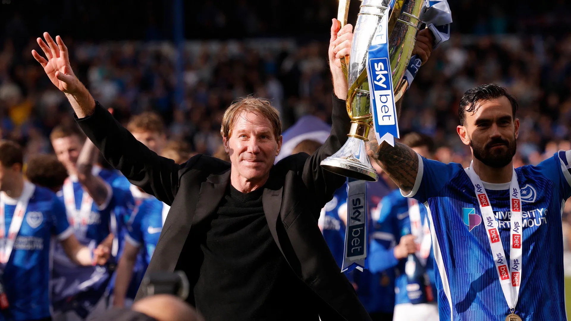 Michael Eisner, chủ sở hữu Portsmouth, nói chuyện với Marlon Pack