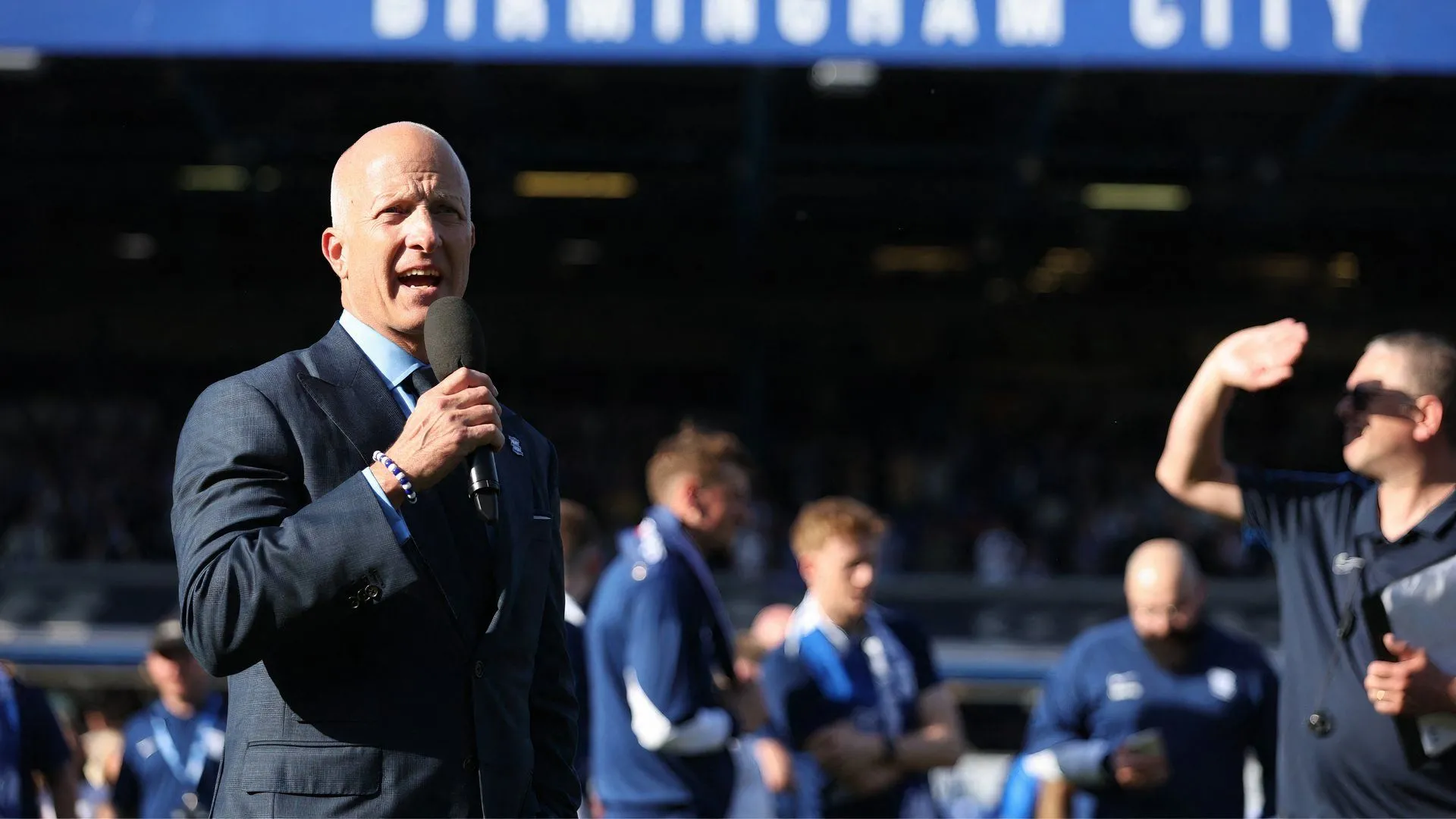 Ông chủ Tom Wagner phát biểu trước người hâm mộ Birmingham City, cho thấy sự tương tác và kỳ vọng từ ban lãnh đạo.
