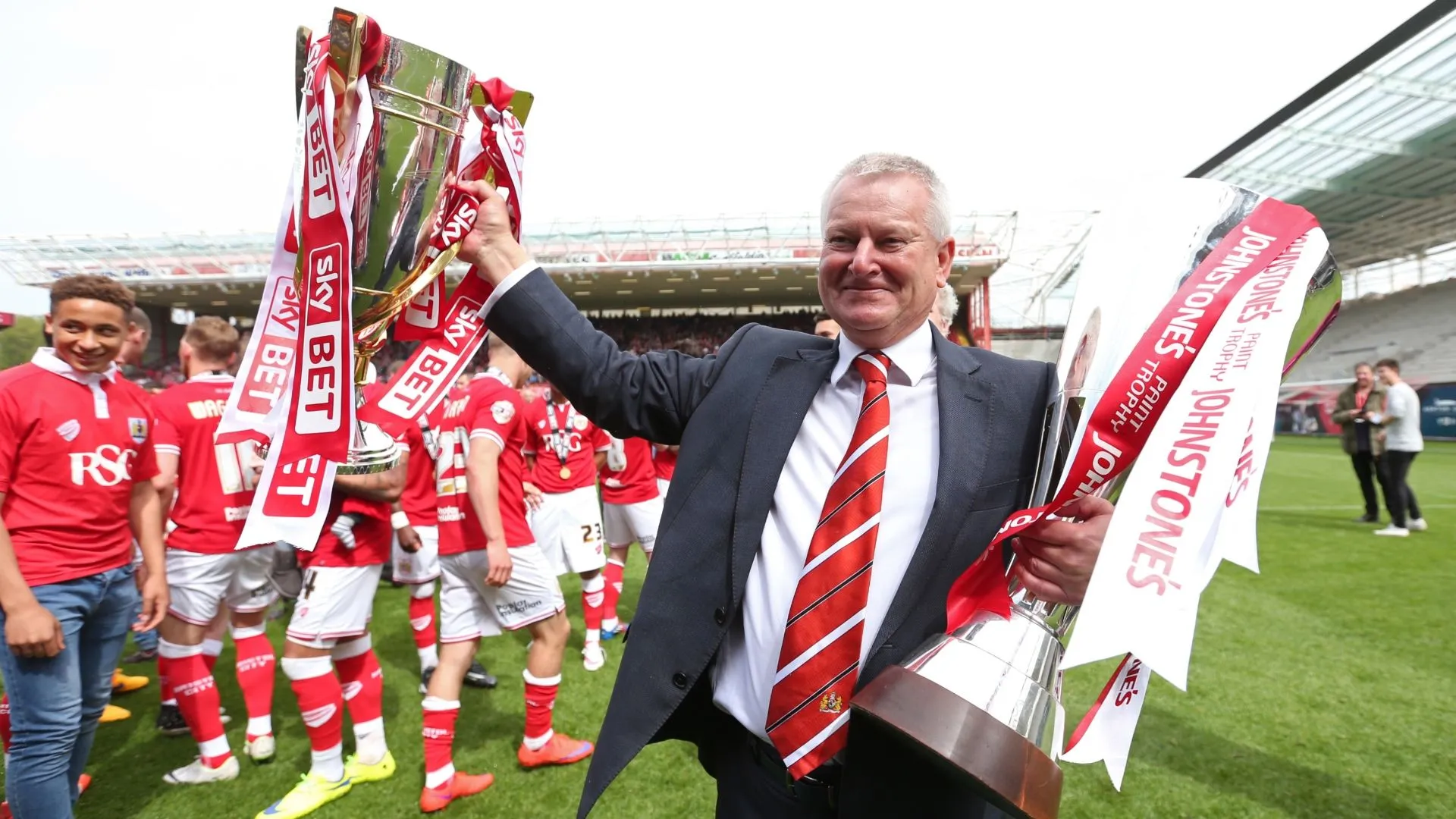 Steve Lansdown, chủ sở hữu Bristol City, trên sân đấu