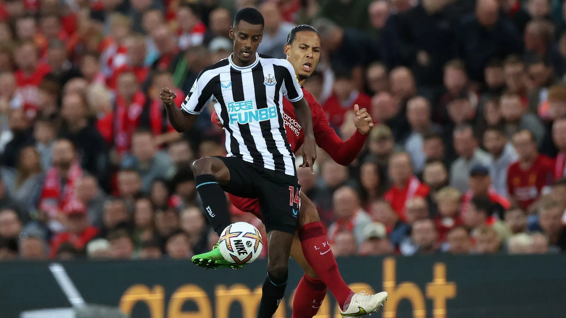 Tiền đạo Alexander Isak, mục tiêu chuyển nhượng 110 triệu bảng của Liverpool, đối đầu Virgil van Dijk