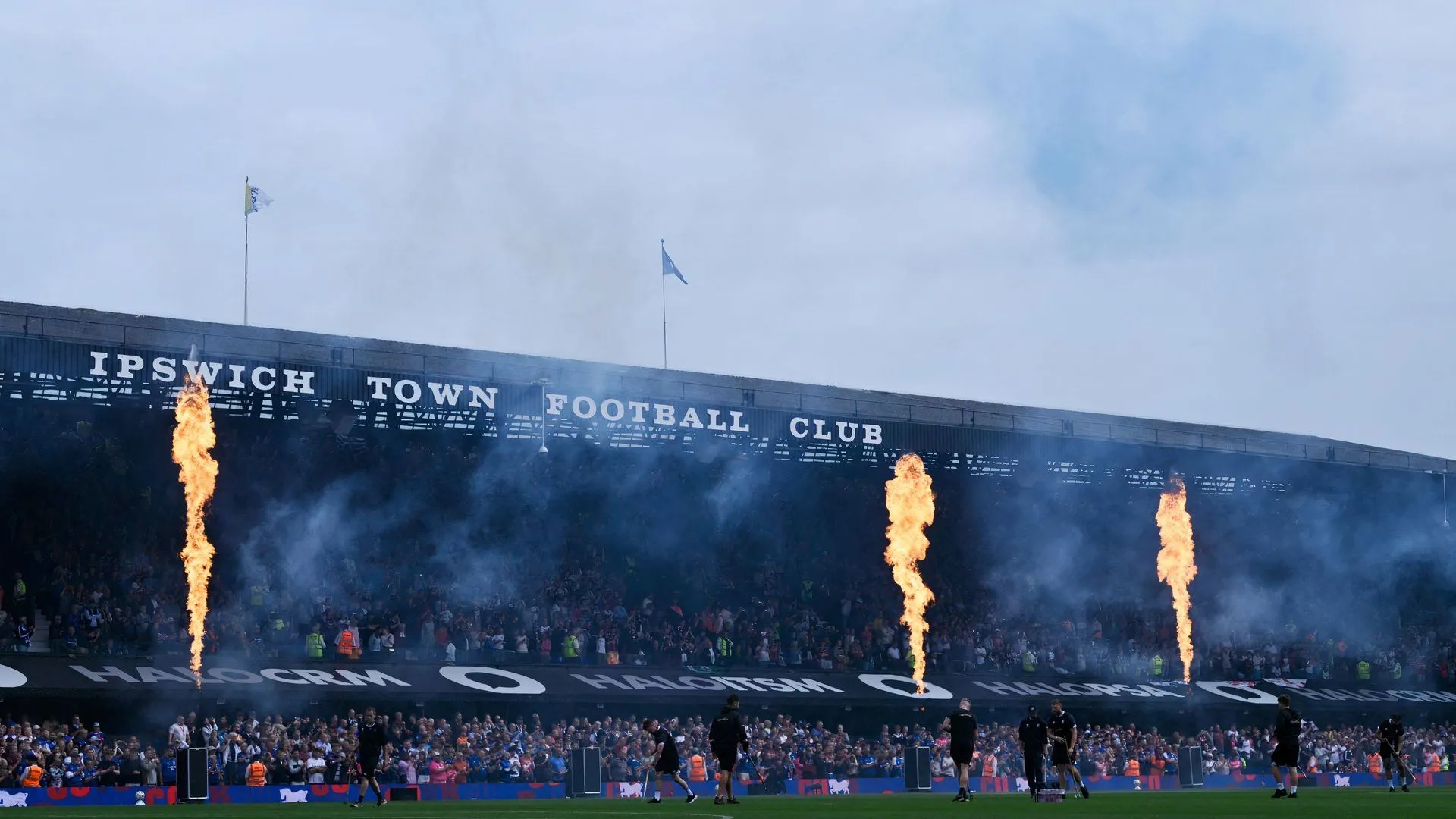 Toàn cảnh sân vận động Portman Road của Ipswich Town trước trận đấu