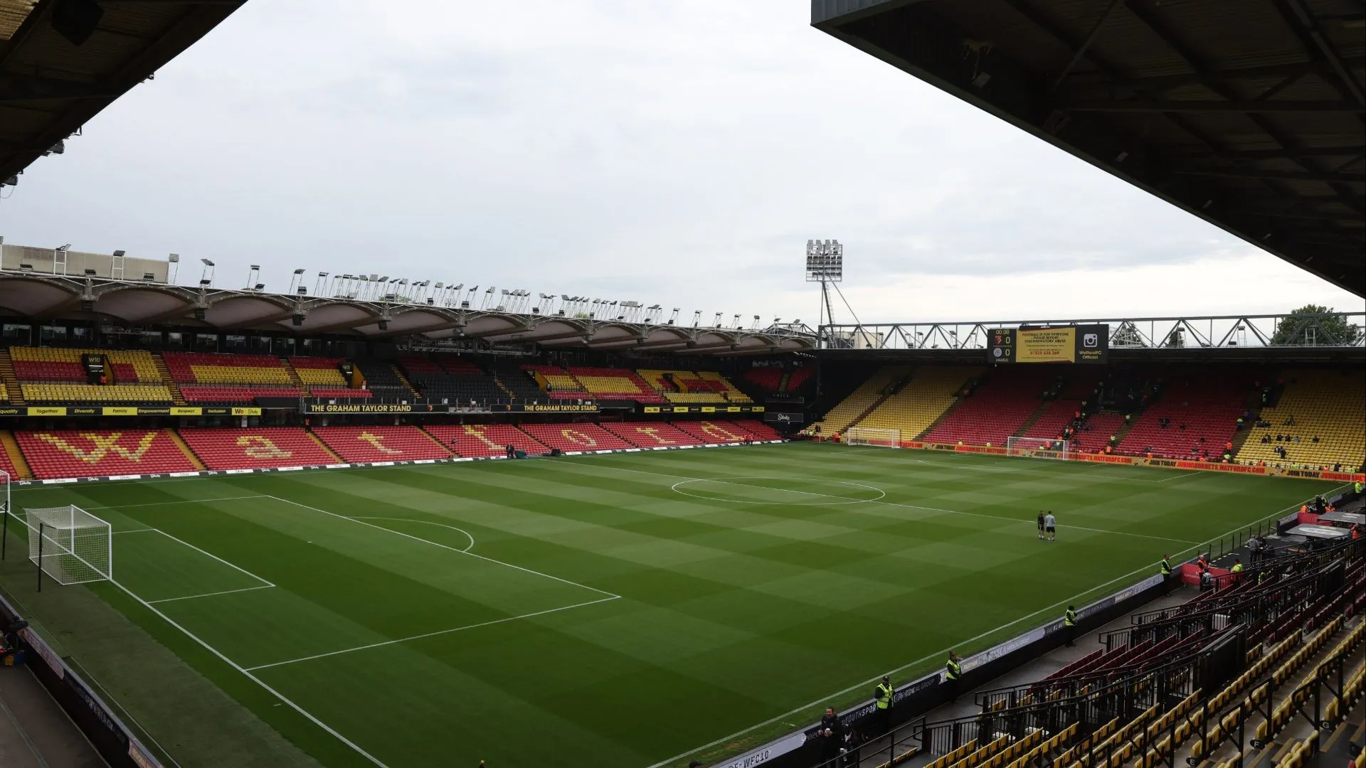 Toàn cảnh sân vận động Vicarage Road của Watford, biểu tượng cho sự bất ổn trong chính sách thay đổi huấn luyện viên liên tục của đội bóng.