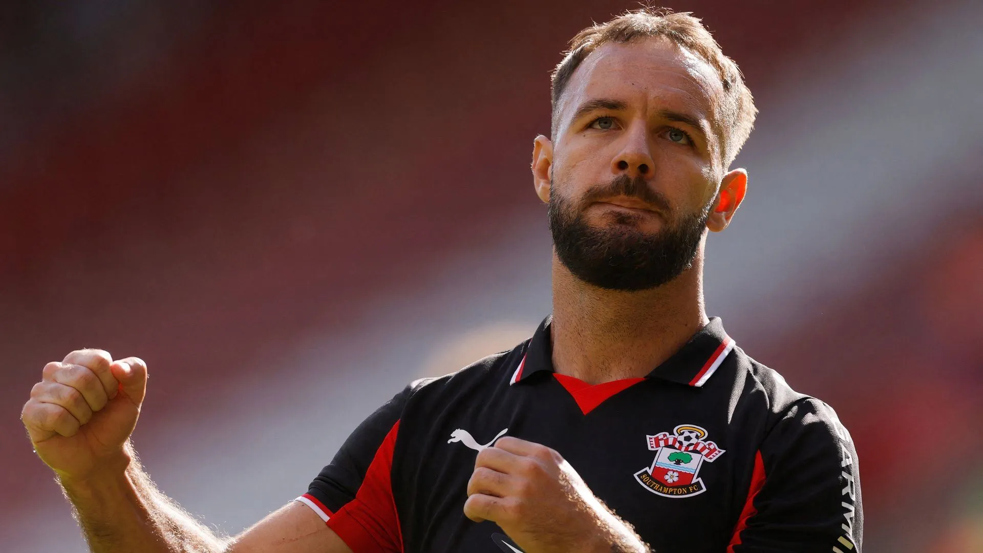 Adam Armstrong của Southampton ăn mừng bàn thắng vào lưới Brighton