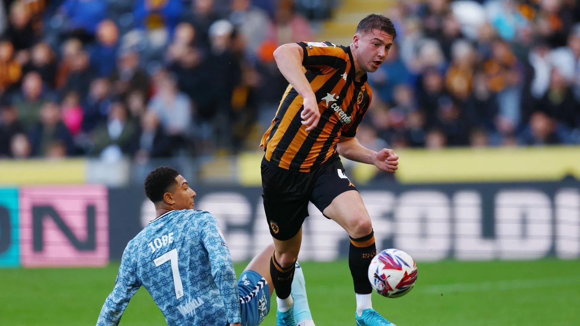 Charlie Hughes, trung vệ tài năng của Hull City, thể hiện sự điềm tĩnh trên sân cỏ