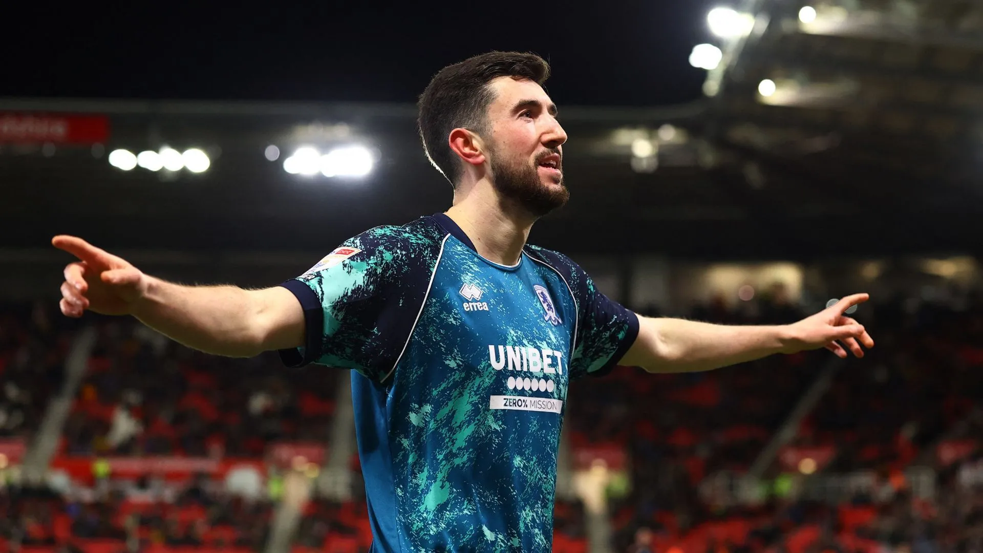 Finn Azaz trong một pha xử lý bóng trên sân của Middlesbrough