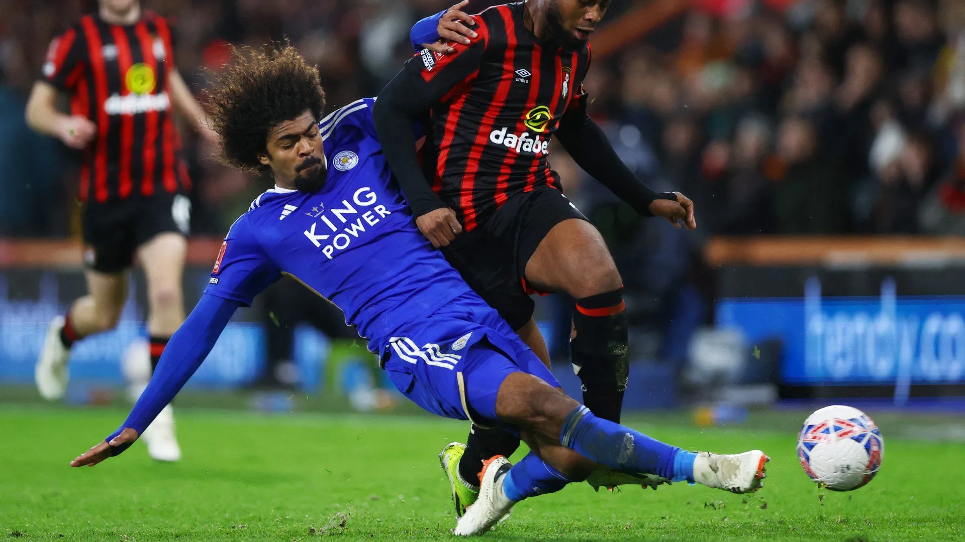 Hamza Choudhury của Leicester City trên sân cỏ