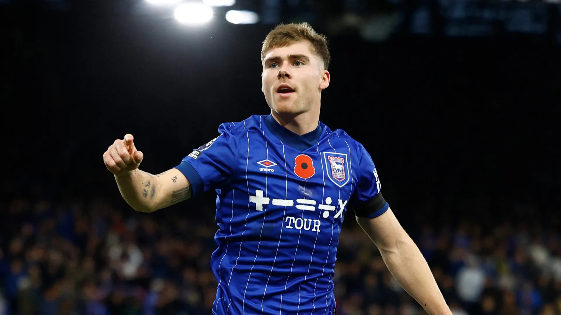 Hậu vệ Leif Davis của Ipswich Town, một trong những trụ cột được giữ lại sau khi đội xuống hạng Championship.