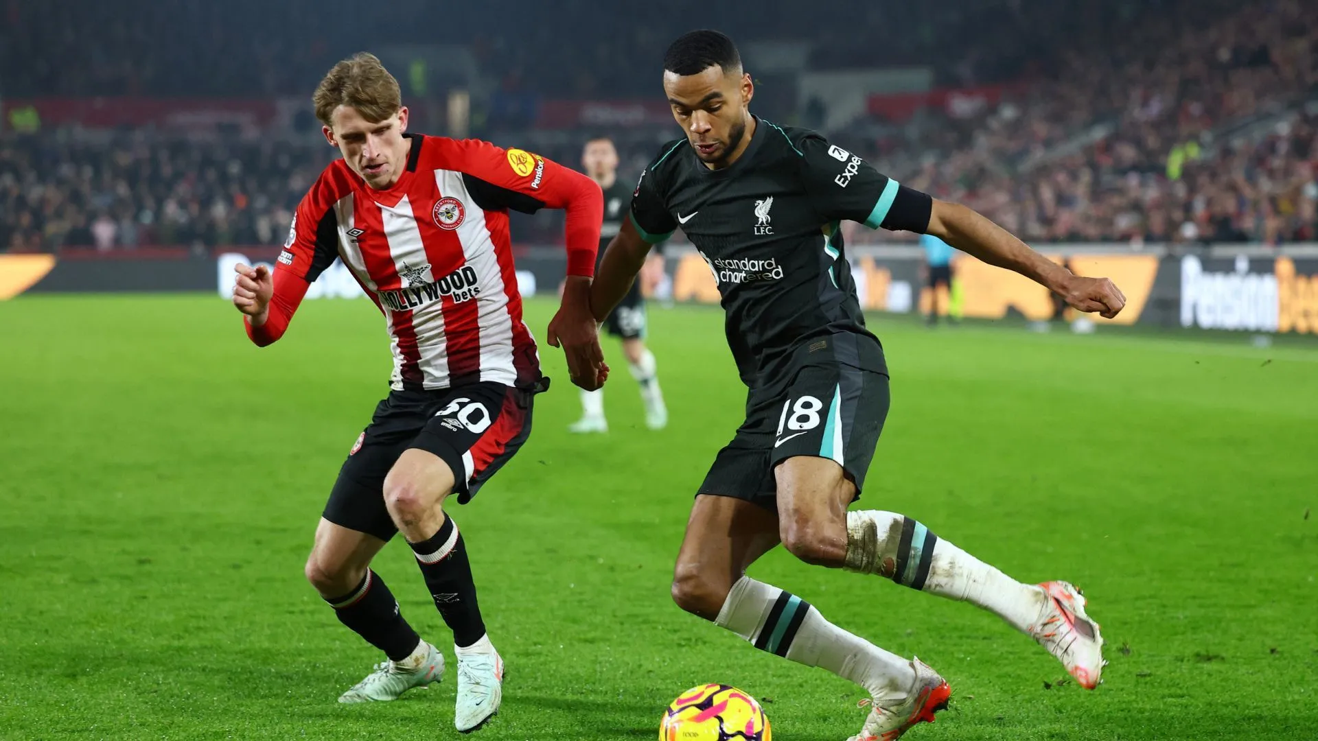 Hậu vệ phải Mads Roerslev, cầu thủ người Đan Mạch của Southampton, có thể được ra sân đối đầu Liverpool.