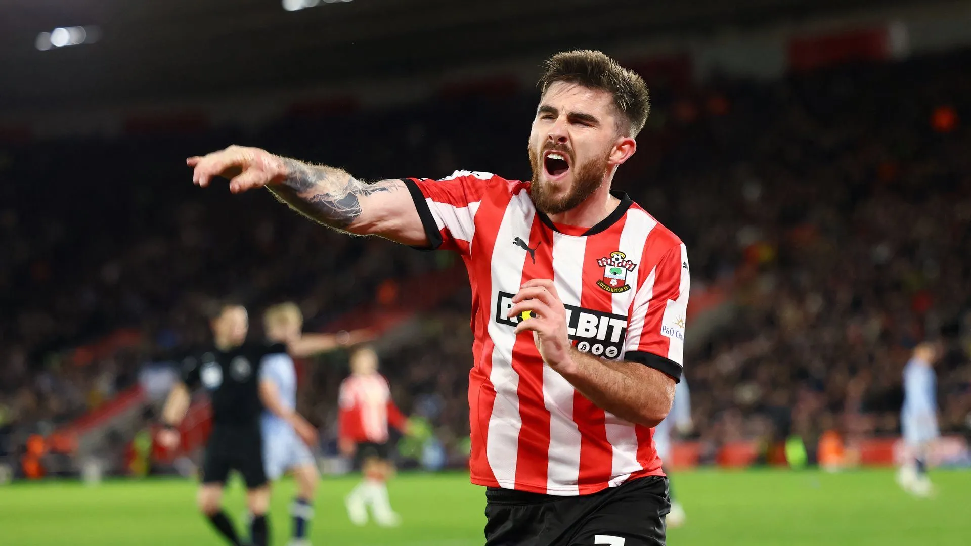 Hậu vệ trái Ryan Manning trong màu áo Southampton, một nhân tố có thể tạo đột biến từ những pha bóng cố định.