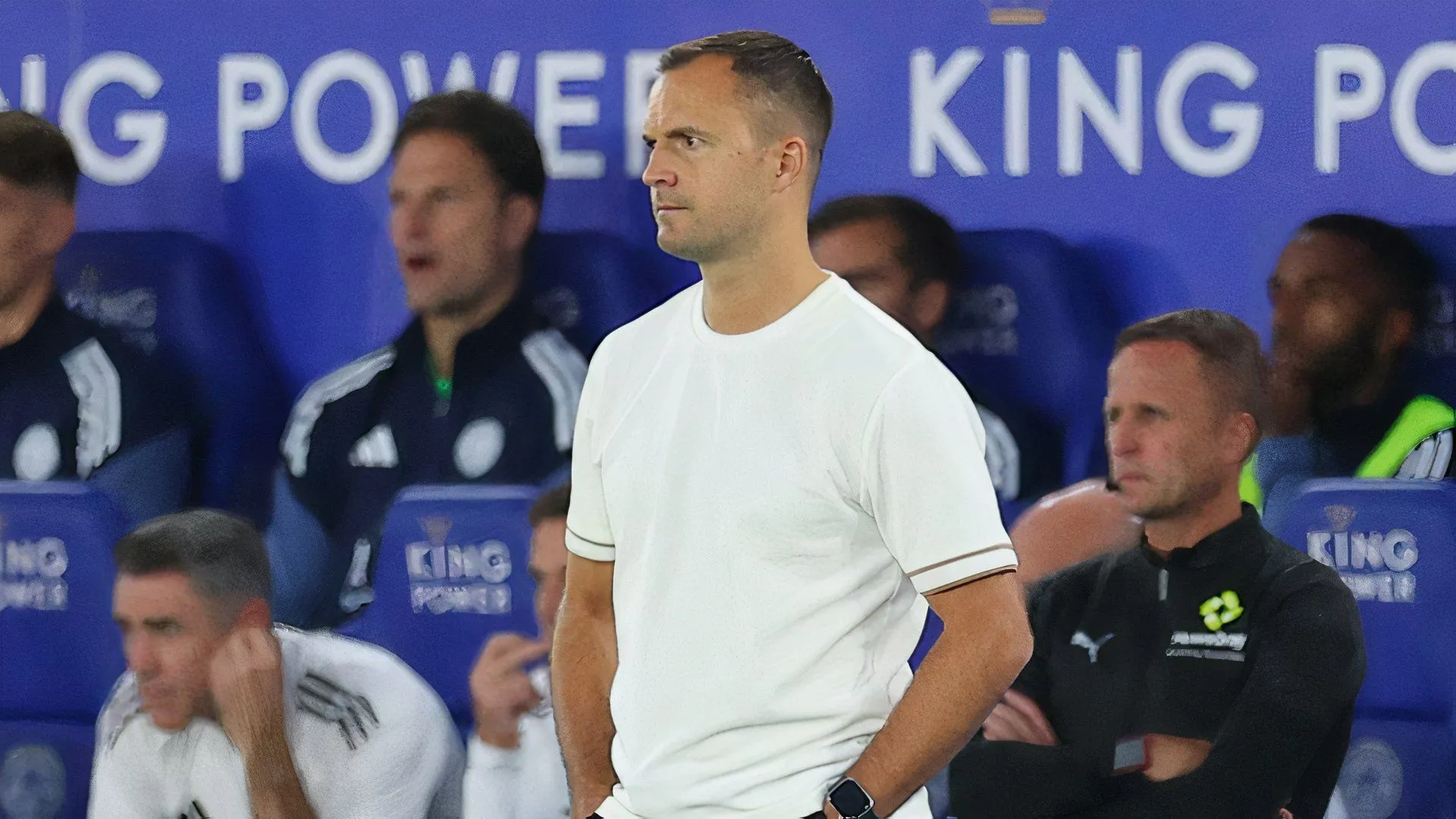 HLV Chris Davies của Birmingham City đưa ra chỉ đạo trong trận đấu với Leicester City