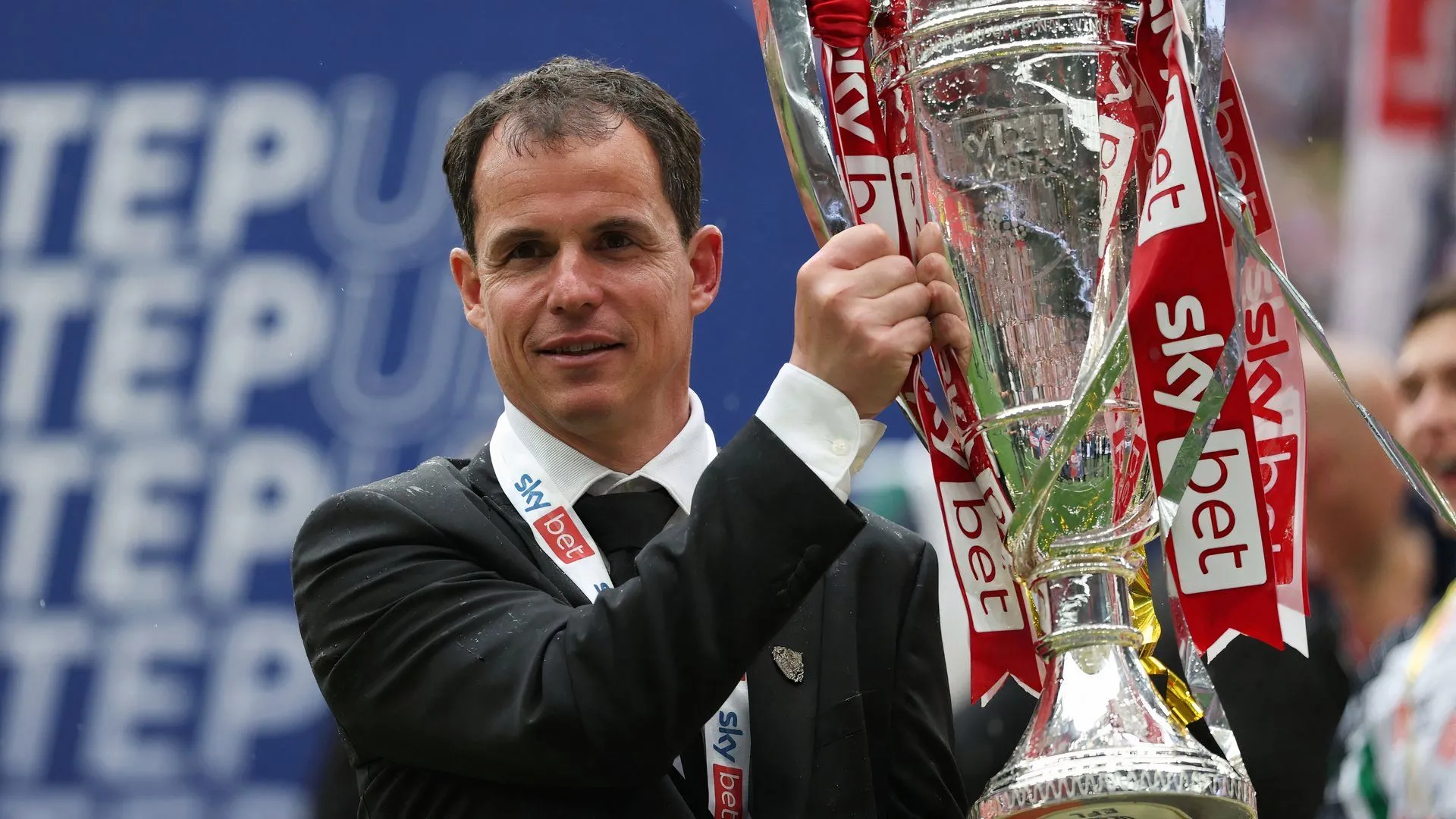 Huấn luyện viên Régis Le Bris ăn mừng cùng Sunderland sau khi giành quyền thăng hạng Premier League từ play-off Championship