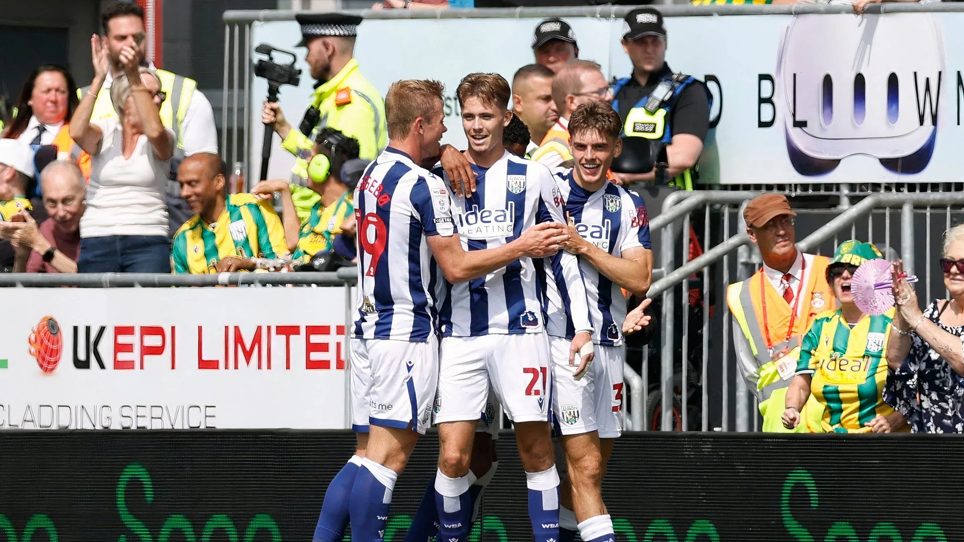 Isaac Price ghi bàn cho West Brom trong trận đấu với Wrexham