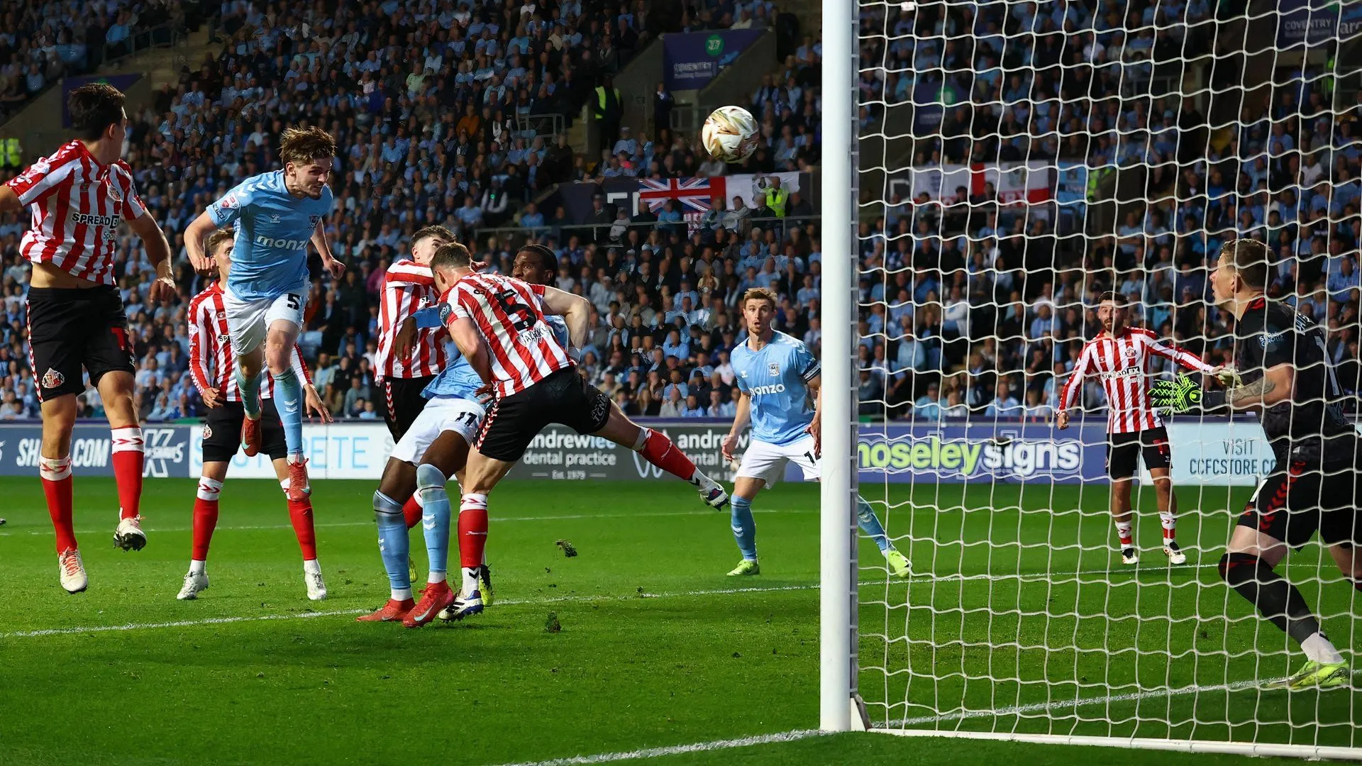 Jack Rudoni ghi bàn cho Coventry City trong trận đấu với Sunderland