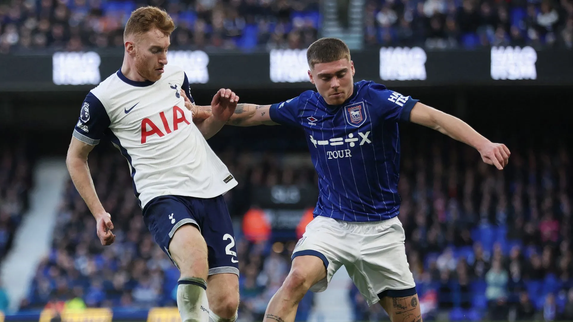 Leif Davis của Ipswich Town nỗ lực tranh bóng trong một trận đấu Premier League, minh chứng cho sự thăng tiến vượt bậc từ League One