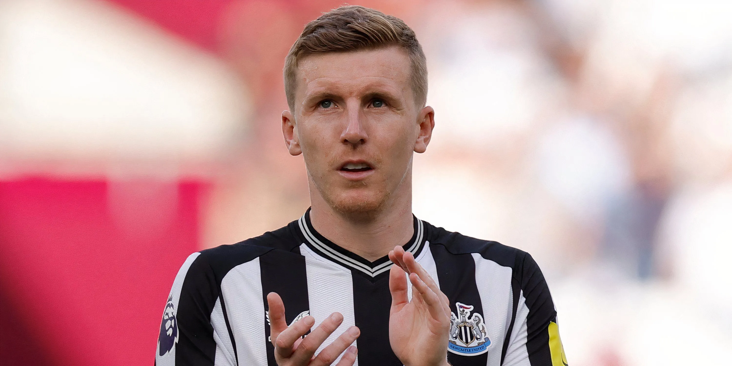 Matt Targett của Newcastle United thi đấu trên sân