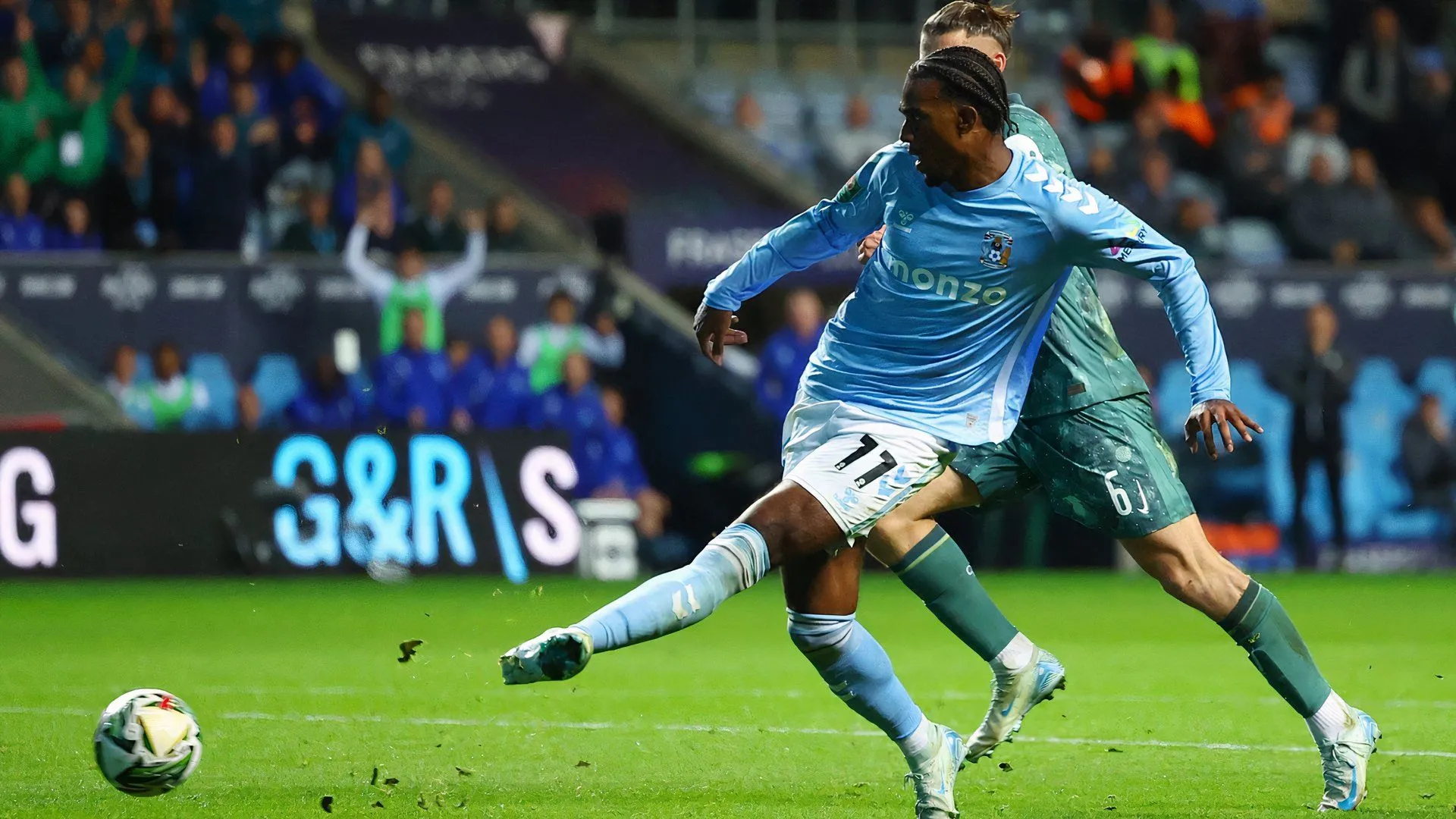 Tiền đạo Haji Wright (Coventry City) trong một pha tranh bóng, cầu thủ được kỳ vọng sẽ tỏa sáng trước Norwich City.