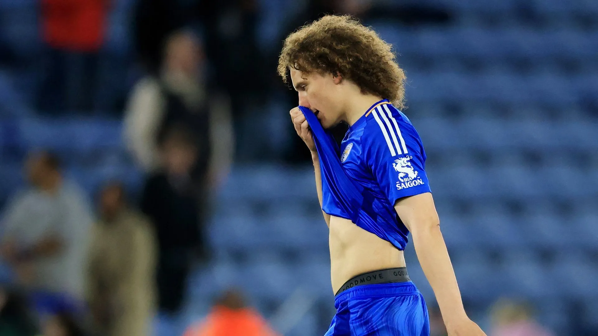 Wout Faes thất vọng với áo Leicester City che mặt