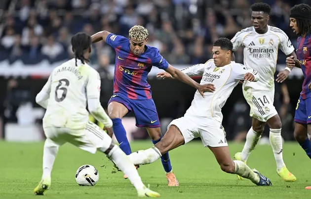 Bellingham phối hợp với Camavinga giữa sân, mở ra khoảng trống cho Mbappe tấn công khung thành Barca