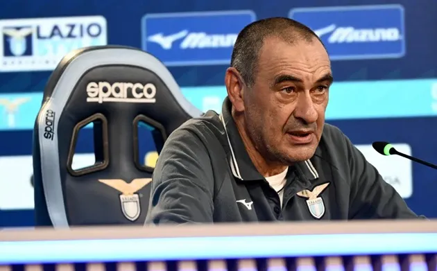 Maurizio Sarri tươi cười sau chiến thắng của Lazio trước Juventus, thể hiện sự hài lòng với học trò và tinh thần đội bóng ở Serie A