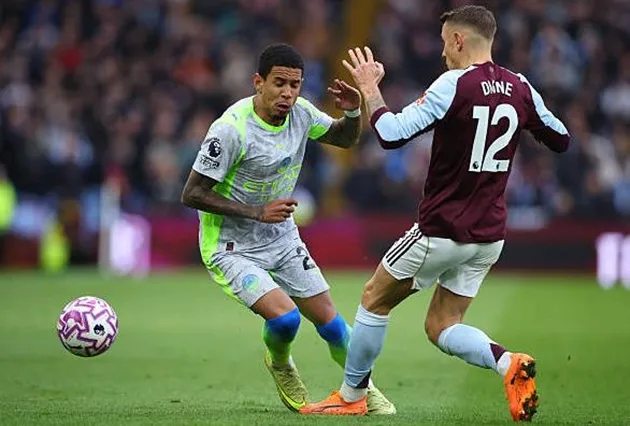 Savinho thi đấu nhạt nhòa tại Villa Park cho Man City, ảnh hưởng đến phong độ và suất đá chính